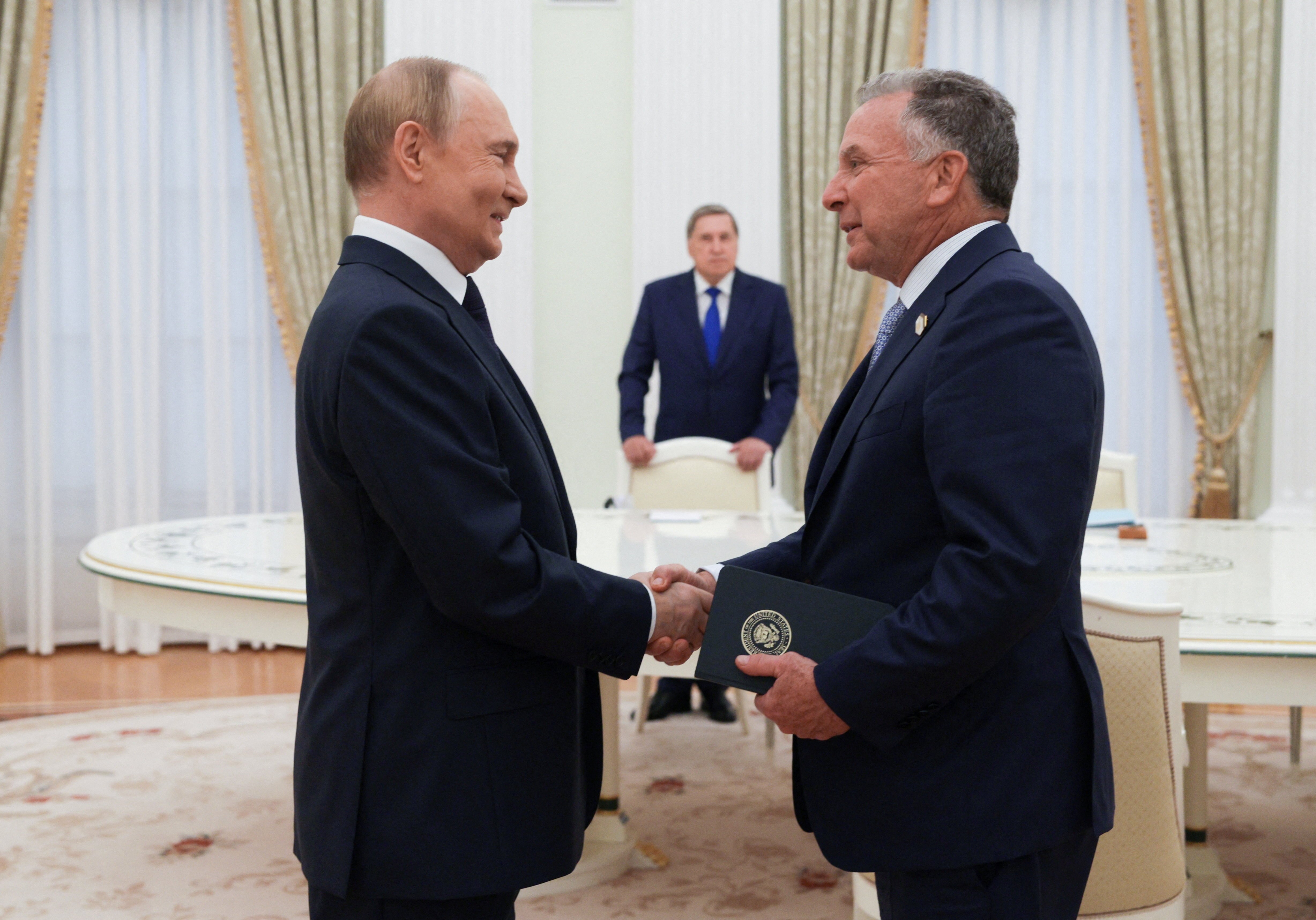 Vladimir Putin shakes the hand of Steve Witkoff.