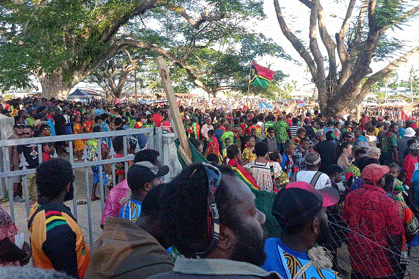 Bigfala crowd istandap harem Prime Minister Kalsakau hem toktok long July 30 (Van Gavman Nius FB)
