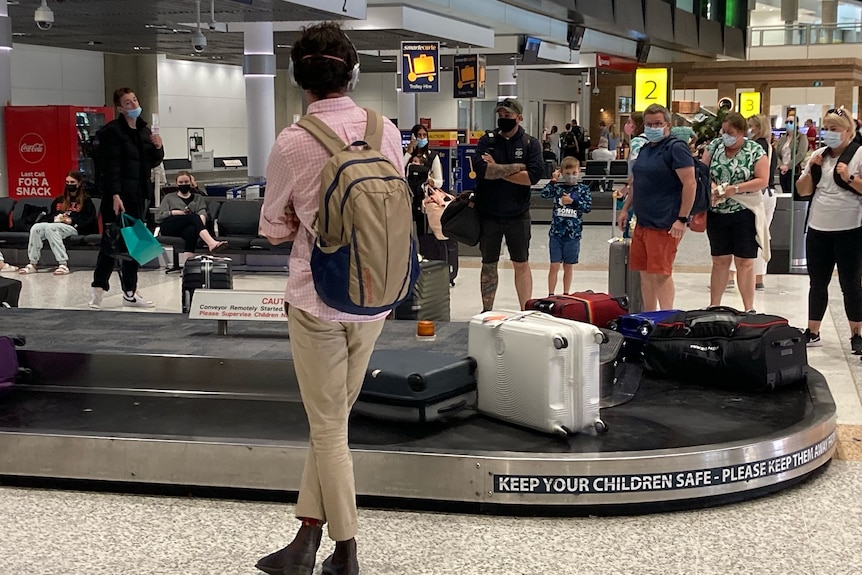 Ludzie czekają na bagaż w dziale bagażowym na lotnisku Brisbane w Poniedziałek Wielkanocny.