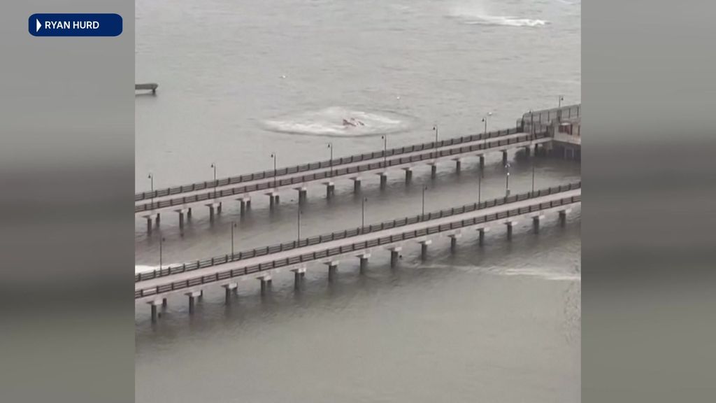 Video captures helicopter parts falling into Hudson River - ABC News