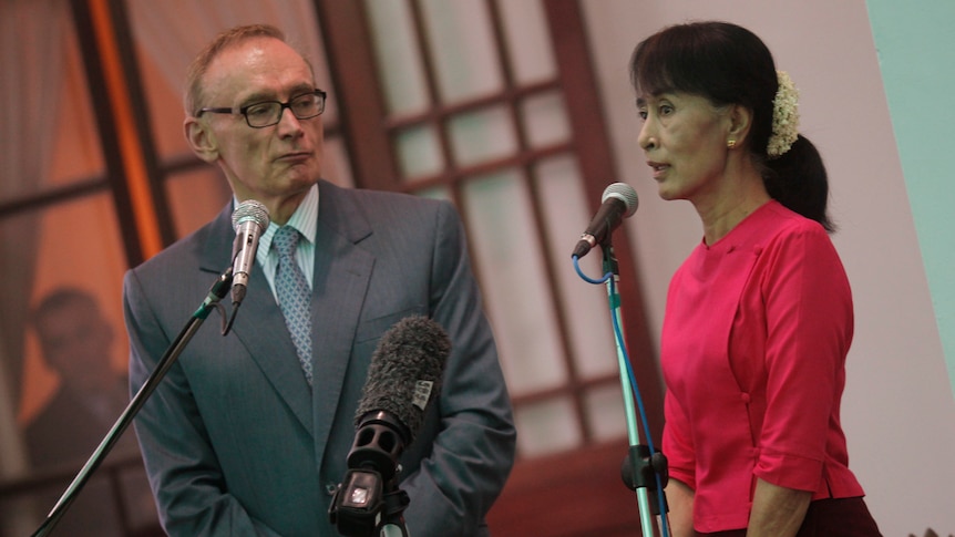 Burma's pro-democracy leader Aung San Suu Kyi and Foreign Minister Bob Carr talk to reporters.