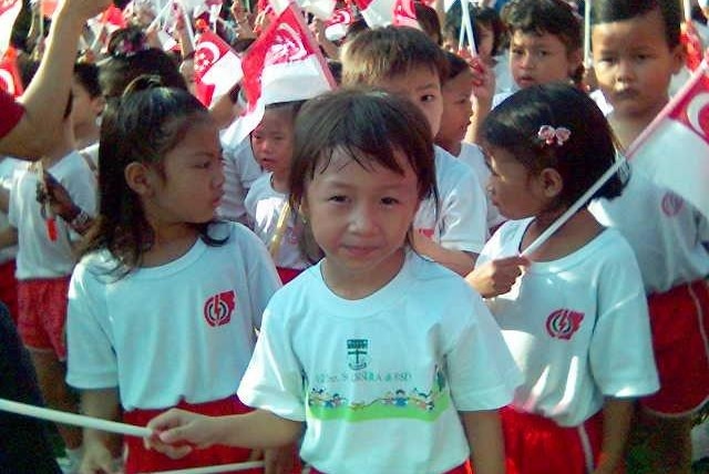 年幼时的萨比娜在新加坡庆祝国庆日