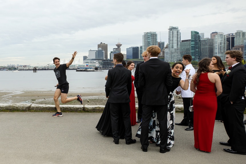 Justin Trudeau jogs past teens