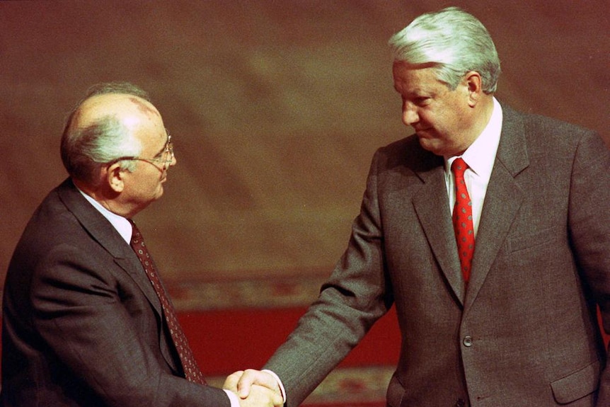 Russian President, Boris Yeltsin, shakes hands with Mikhail Gorbachev.
