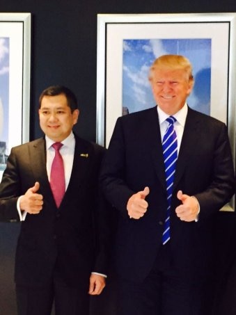 Hary Tanoe and US President Donald Trump smile and give the thumbs up as they stand next to each other.