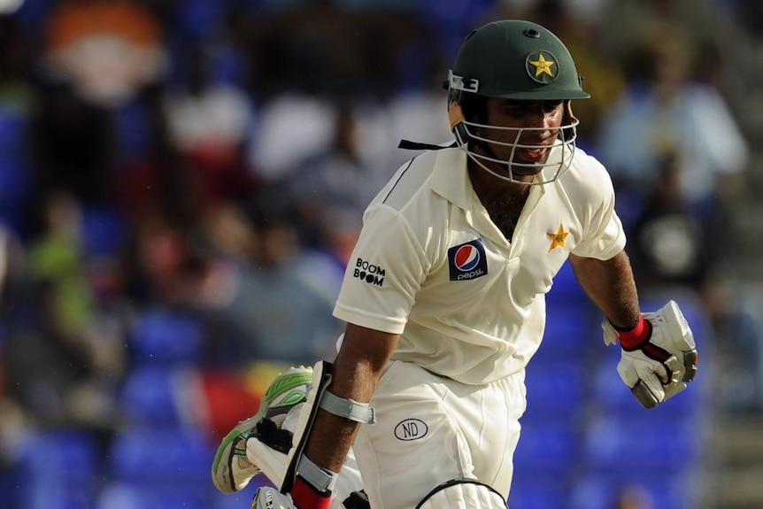 Taufeeq Umar equalled his career-best score of 135 as Pakistan set a target of 427.