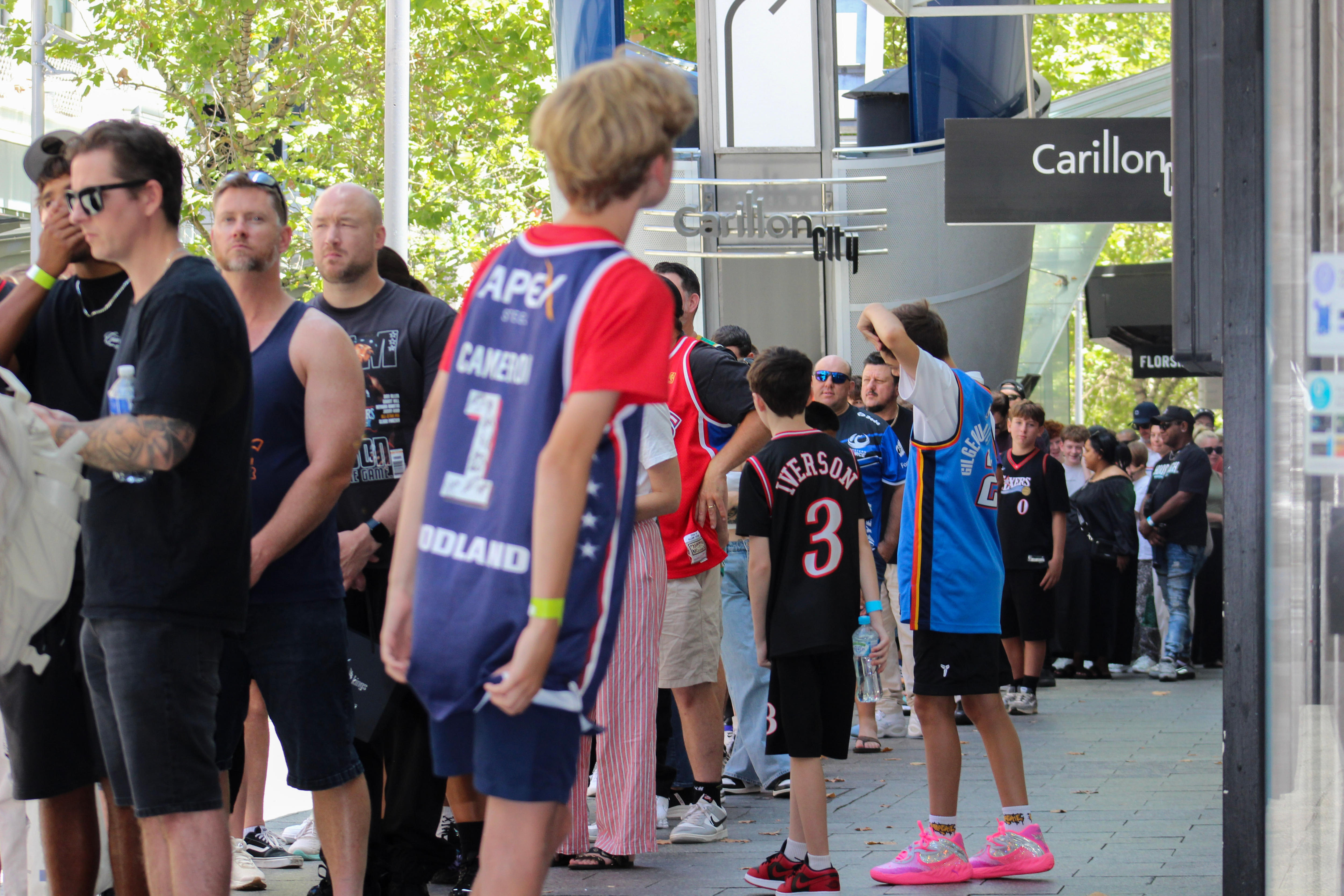 Uma longa fila de pessoas no CBD de Perth. 