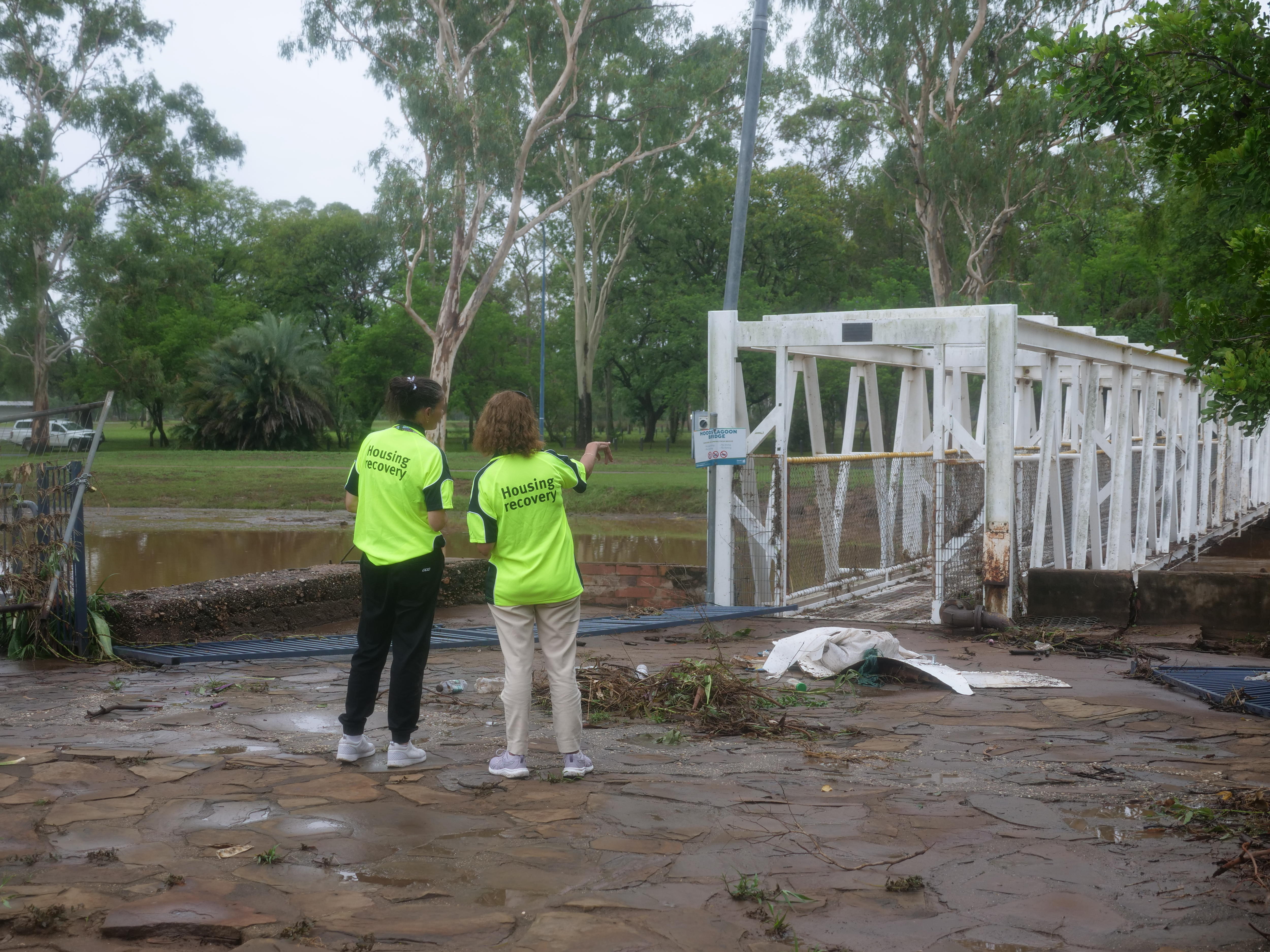 Dos personas con gafas de seguridad miran un puente.