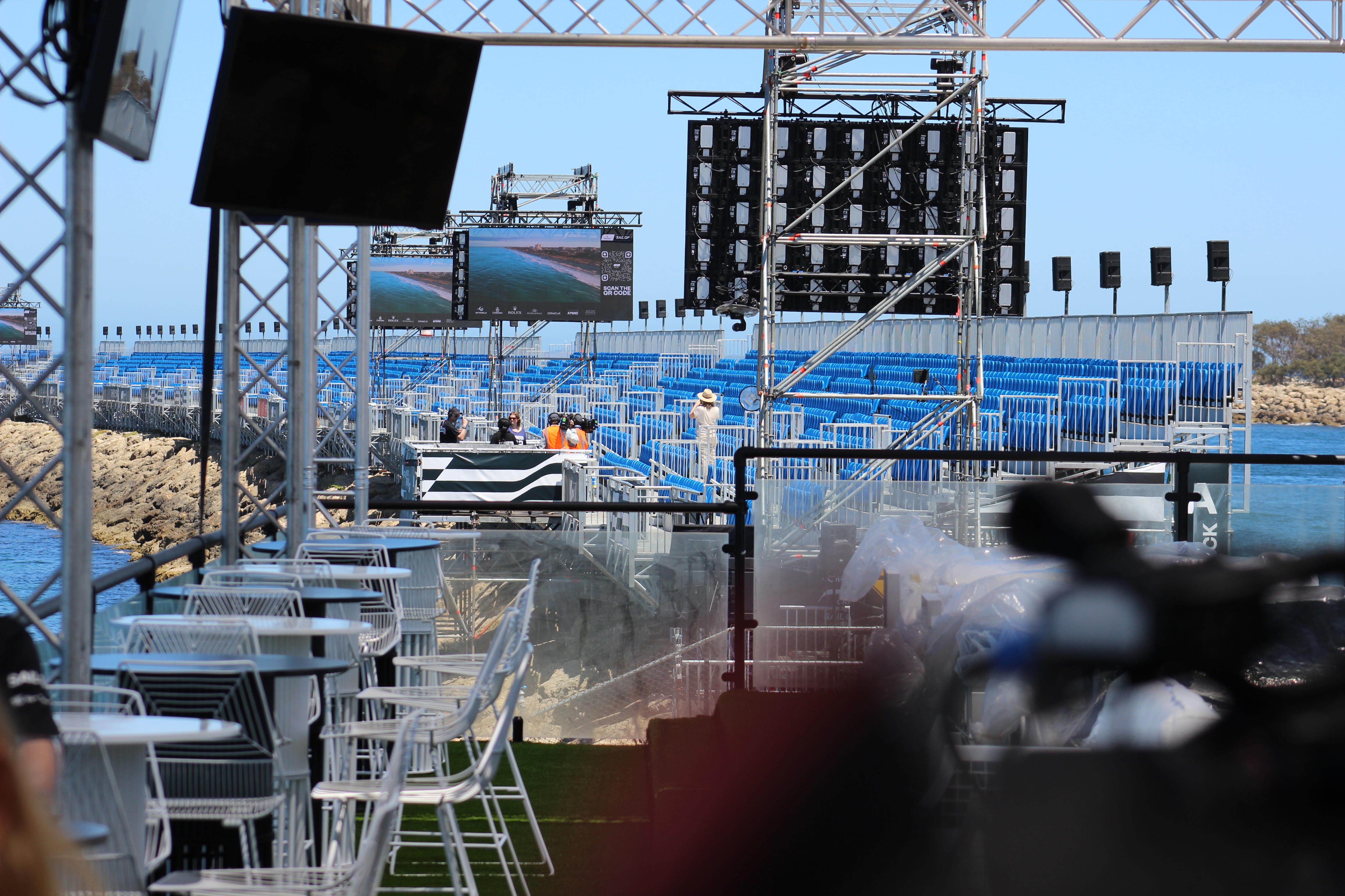 Arquibancadas azuis margeiam a água