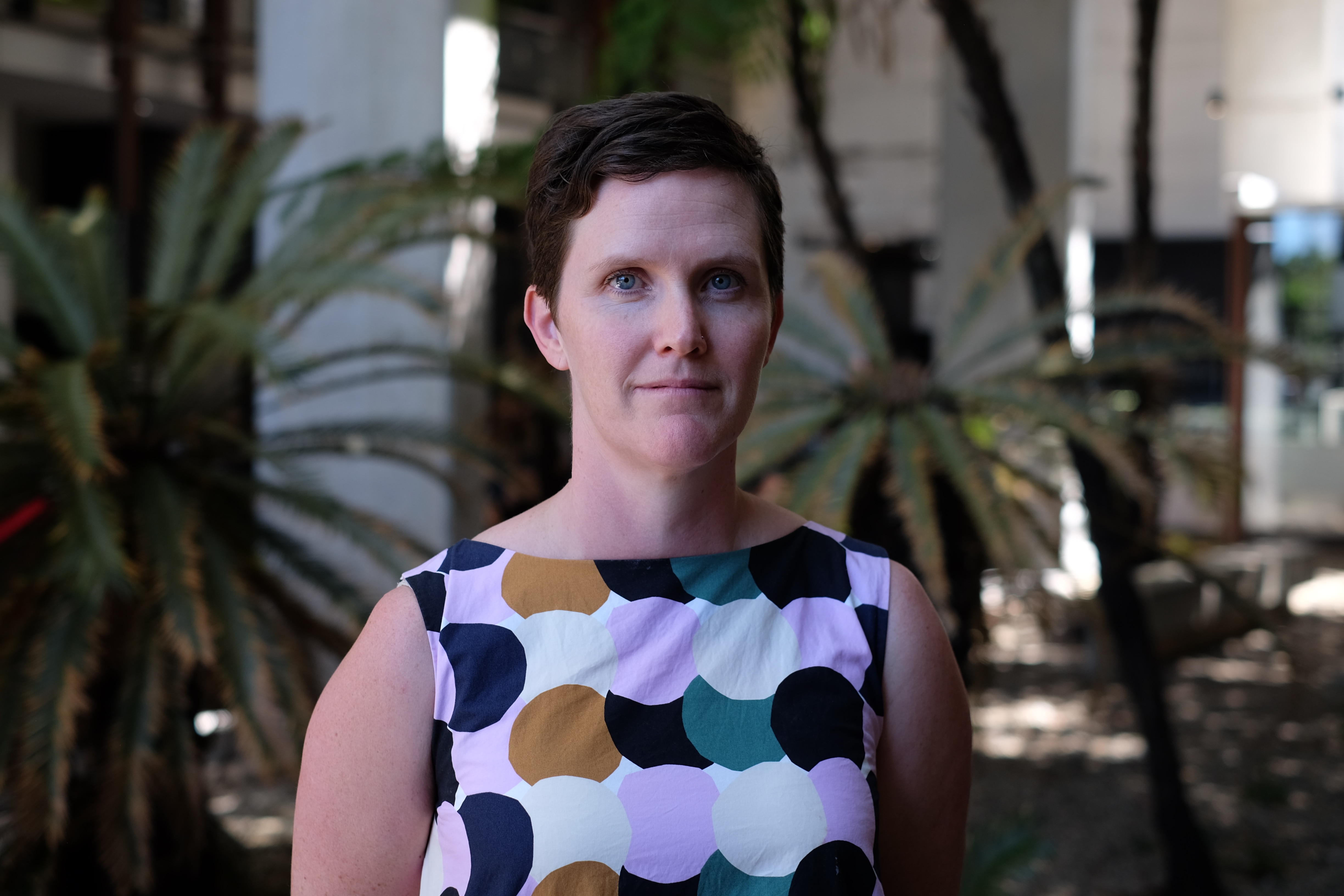 foto mujer posada en un corredor.