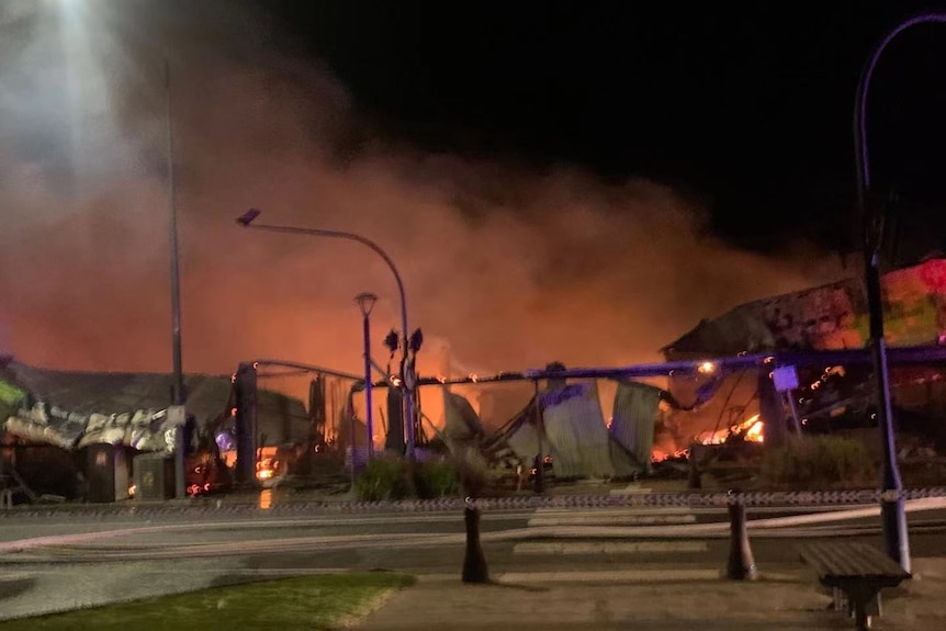 维州大洋路上阿波罗湾小镇主街大火，两家中餐馆被烧。