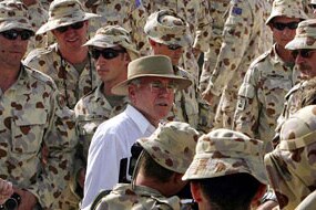 John Howard talks with Australian soldiers in the green zone in Baghdad, July 25, 2005 (Reuters)