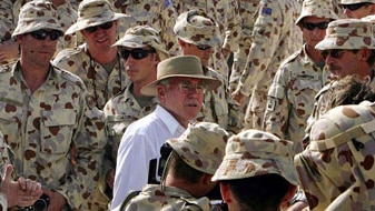 John Howard talks with Australian soldiers in the green zone in Baghdad, July 25, 2005 (Reuters)