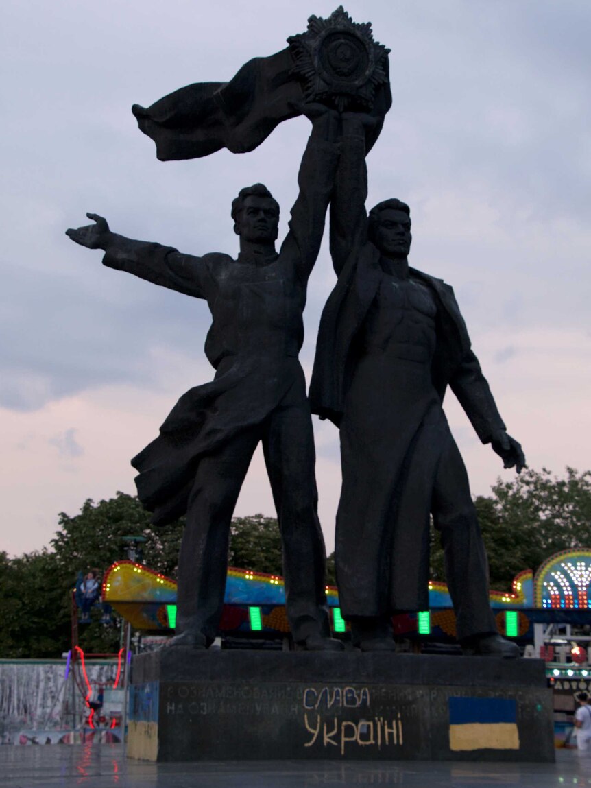 The monument to brotherhood statue