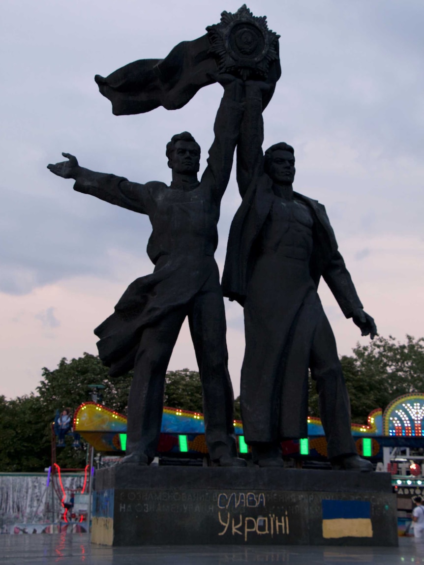 The monument to brotherhood statue