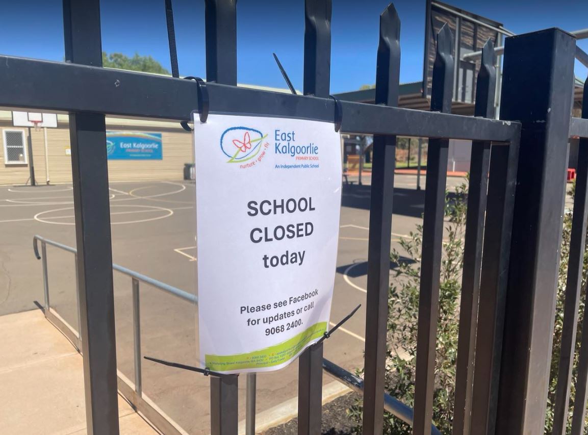 A 'school closed' sign at the front of East Kalgoorlie Primary School.