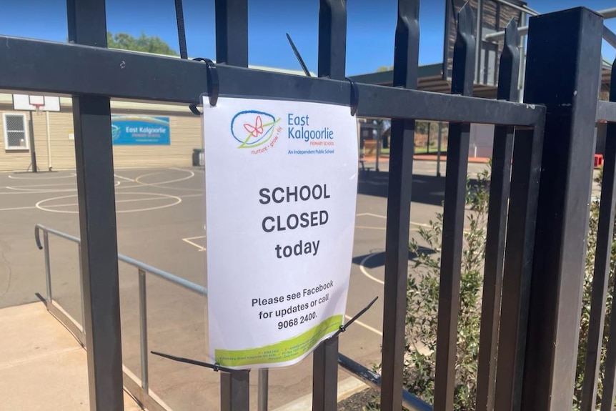 A 'school closed' sign at the front of East Kalgoorlie Primary School.