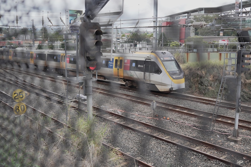 火车穿过栅栏的广角镜头。