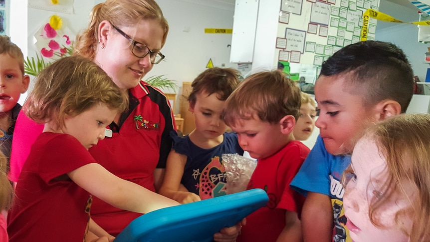 Children at Red Oasis Kindergarten in Mount Isa learn Indonesian on an iPad