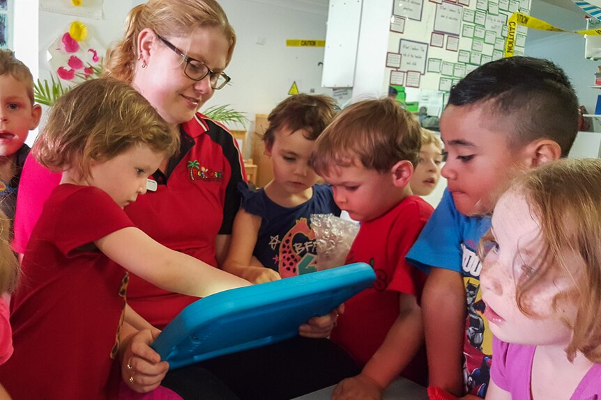 Children at Red Oasis Kindergarten in Mount Isa learn Indonesian on an iPad