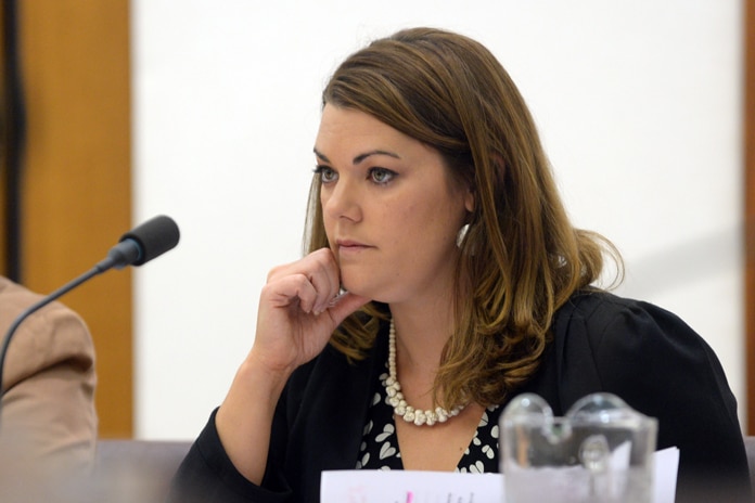 La sénatrice des Verts Sarah Hanson Young écoute pendant l'enquête sénatoriale sur les frontières souveraines