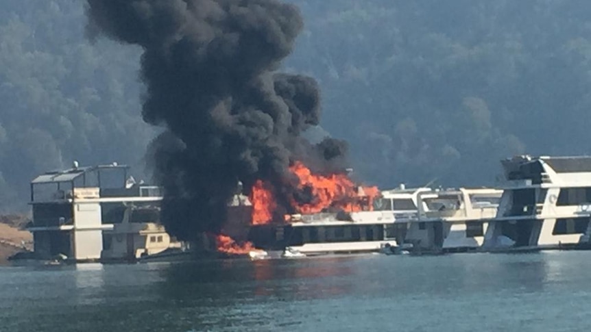 Houseboat fire, Lake Eildon