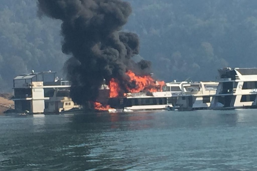 Houseboat fire, Lake Eildon