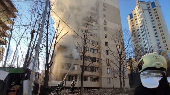 Residents evacuated from Kyiv apartment as shelling continues