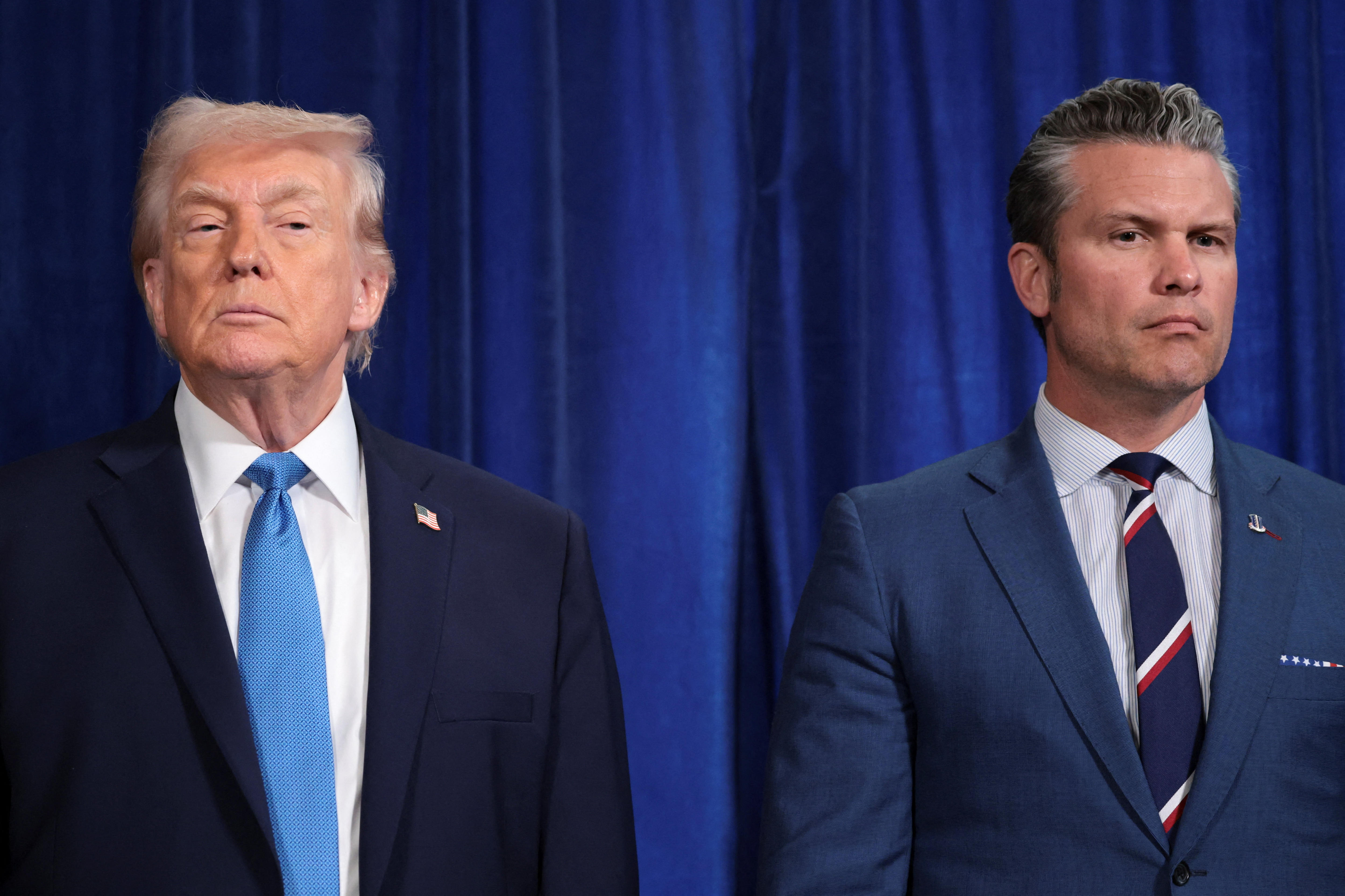 Donald Trump y Pete Hegseth están uno al lado del otro.