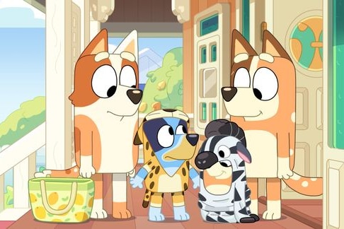 Две високи анимационни кучета с джинджифил гледат надолу към две малки анимационни кучета, едно синьо, едно джинджифил.