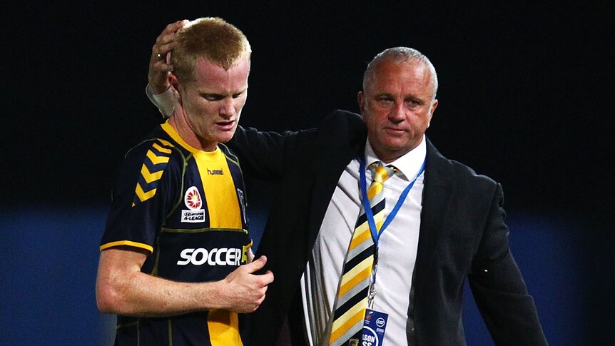 Well done ... Matthew Simon (L) and Graham Arnold during the win over the Victory (Mark Nolan: Getty Images)