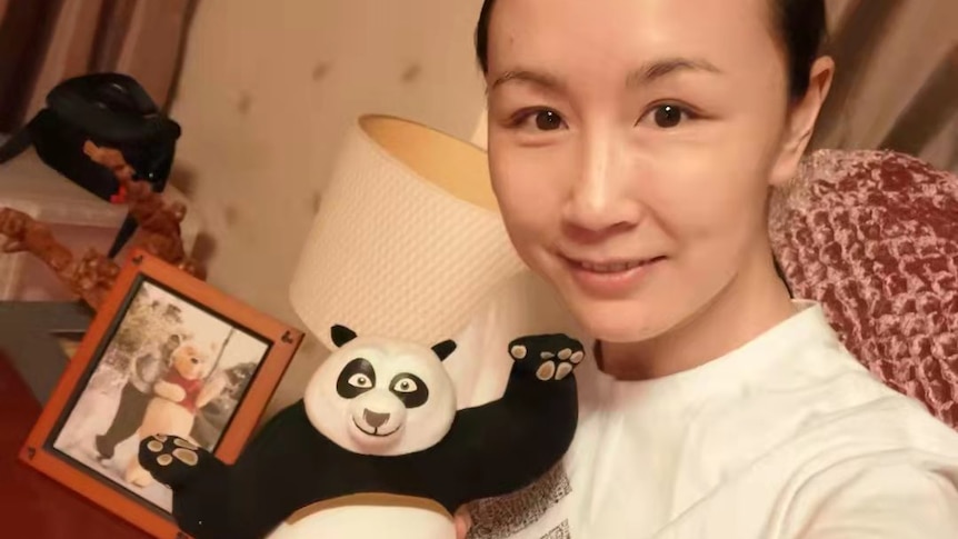 A selfie taken by Peng Shuai holding a Kung Fu Panda doll.