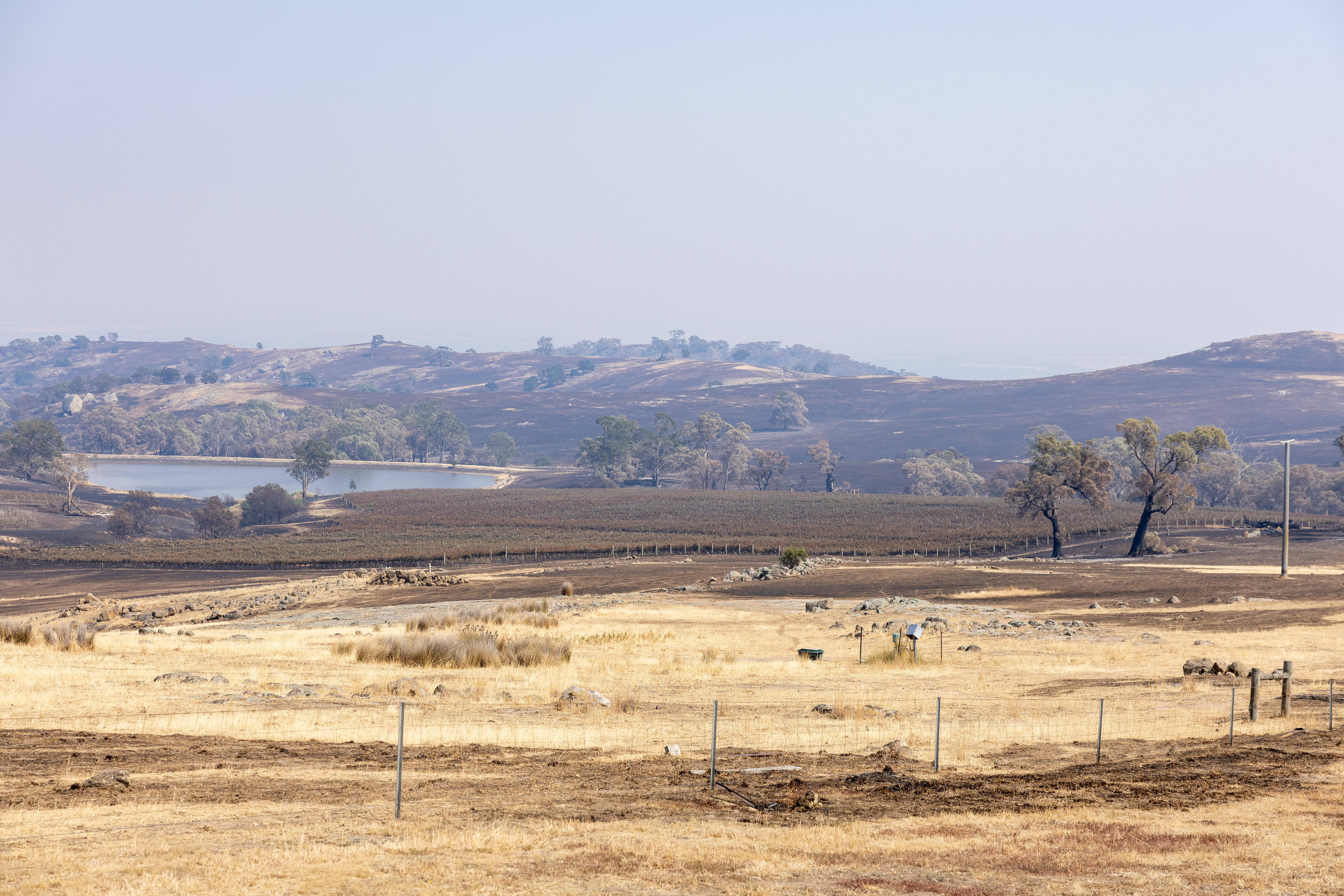 Uma paisagem montanhosa de país negro queimado. 