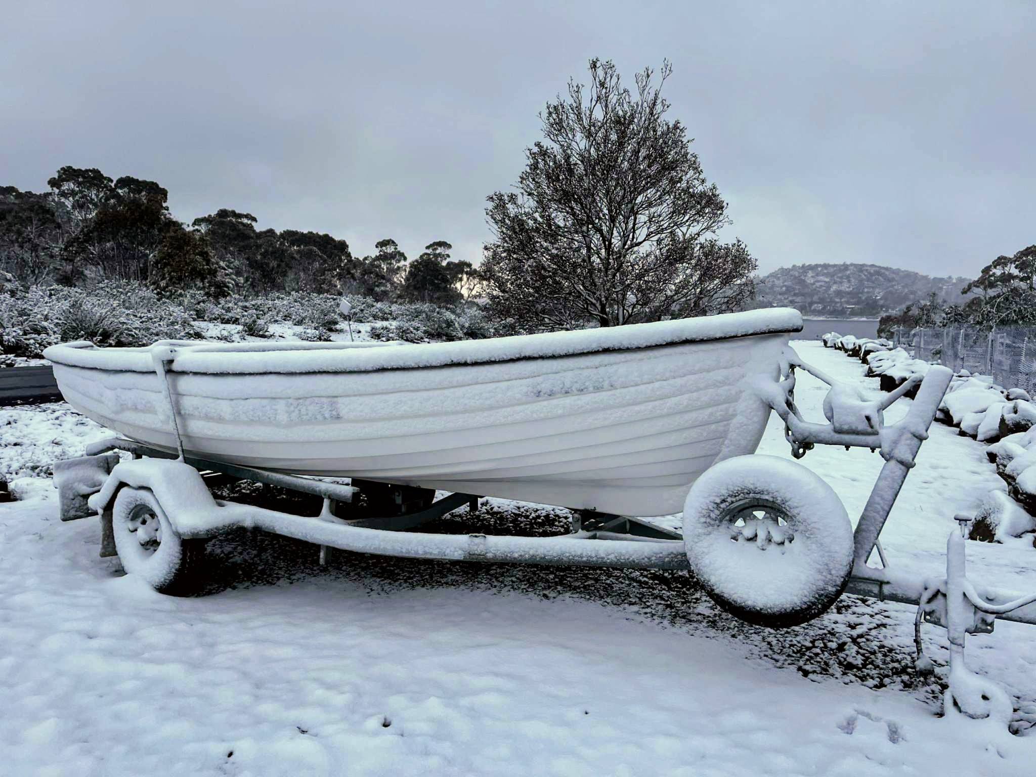 La nieve cubre un barco