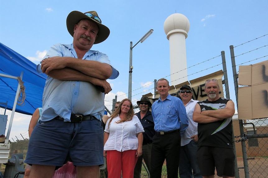 Protest leader Mike Nash with Tennant Creek locals and NT Government Minister John Elferink.