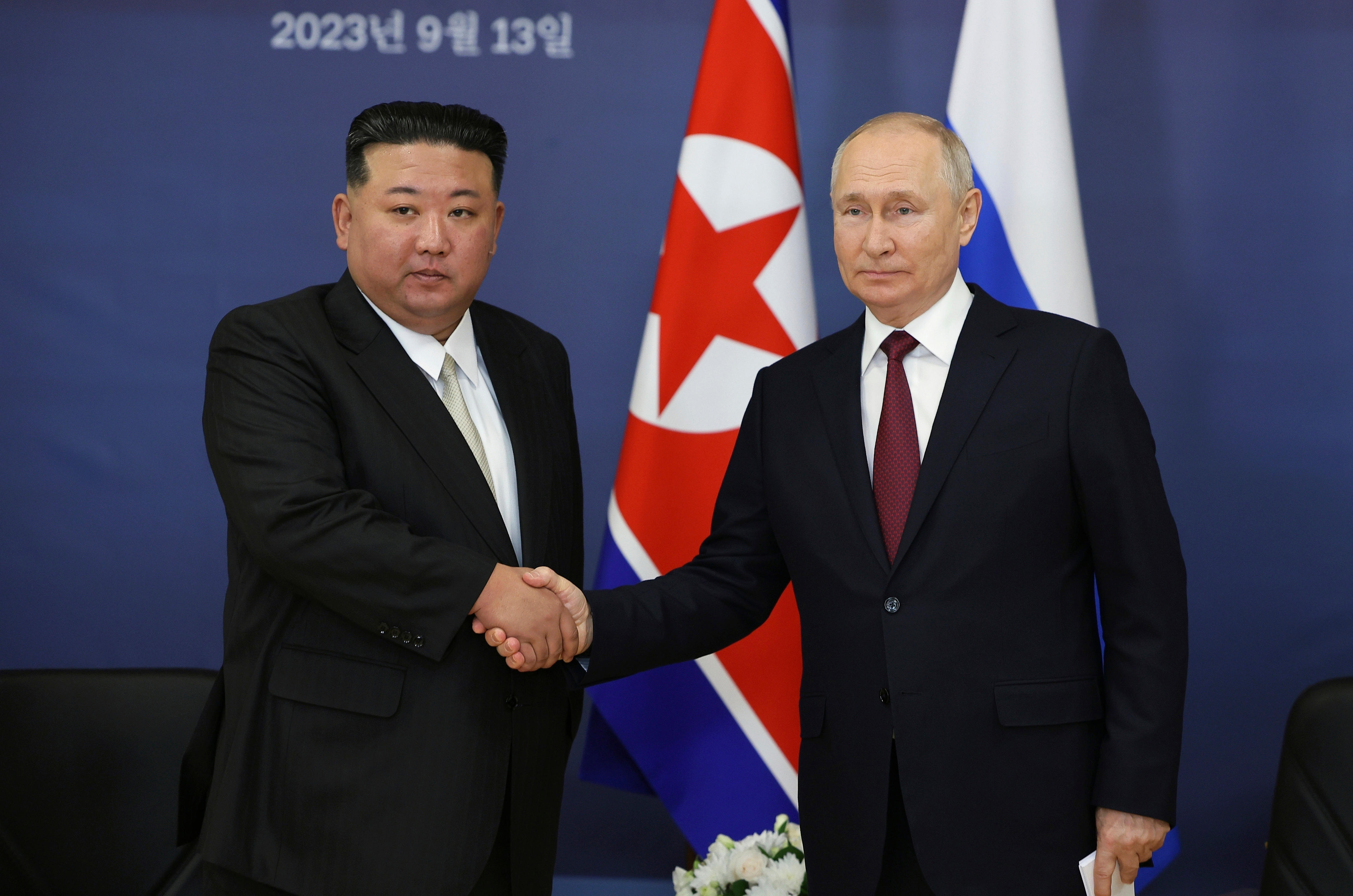 Vladimir Putin and Kim Jong Un shakes hand 