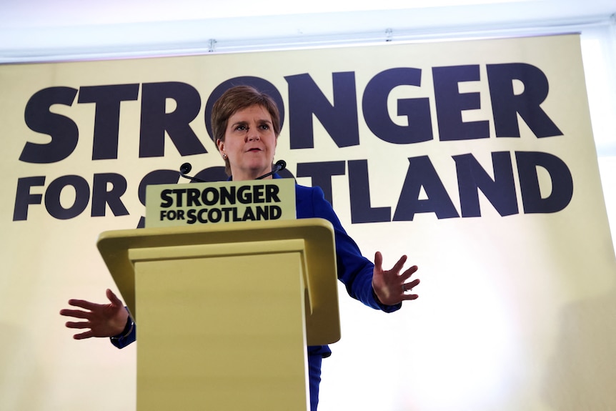 Ms Sturgeon speaking at a podium that says 'stronger for Scotland' 