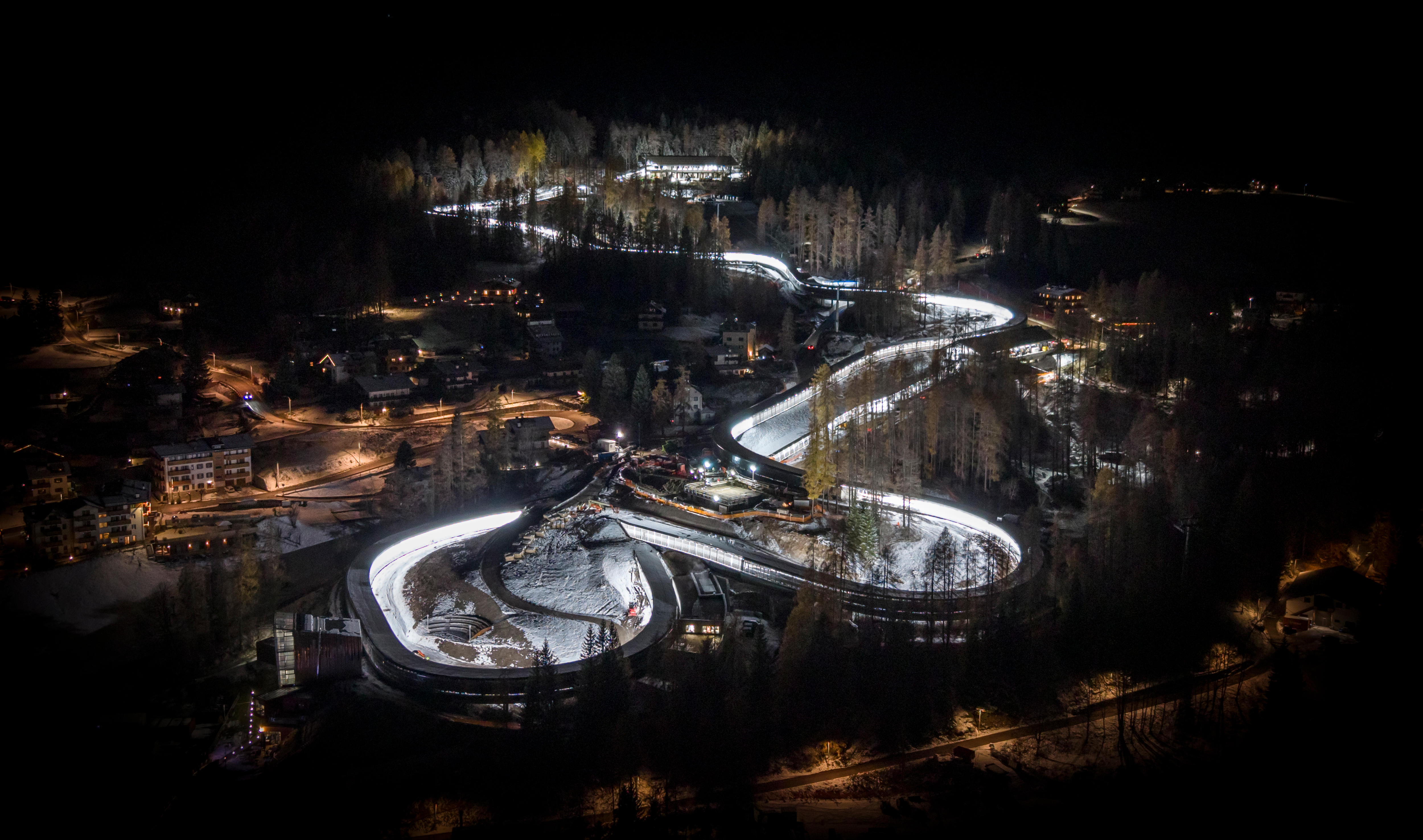 Vista aérea da pista de bobsled Eugenio Monti.