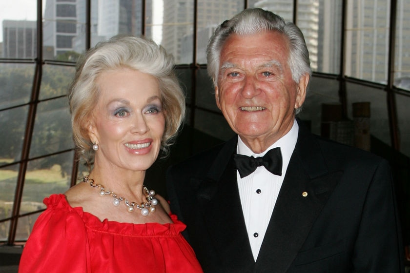 2009年12月9日（周三），前总理鲍勃·霍克和妻子布兰切·德·阿尔普盖特在悉尼歌剧院参加霍克80岁生日会。