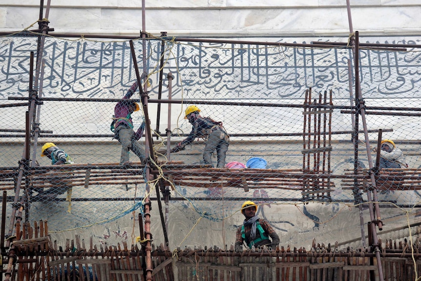 Workers clean the walls od India's Taj Mahal