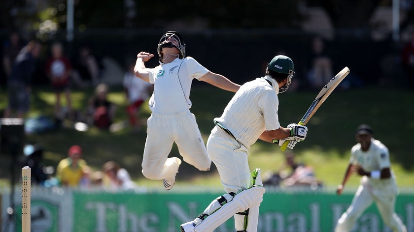 Watling snares the wicket of Ponting
