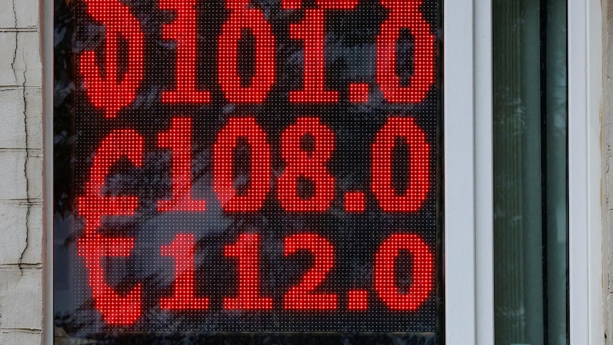 Le rouble russe atteint son plus bas niveau en 17 mois, glissant au-delà de 101 pour un dollar américain