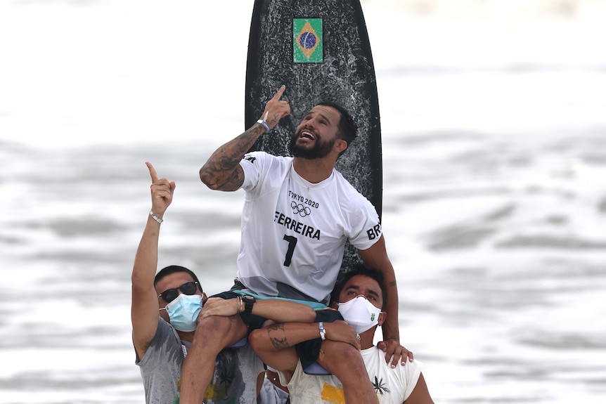 Italo Ferreira points to the sky