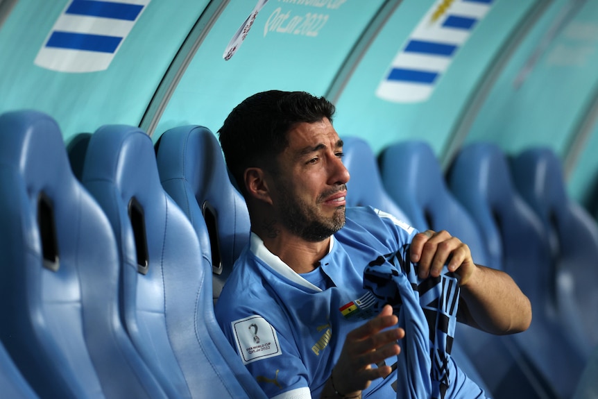 Luis Suárez se sienta solo en el banquillo y llora