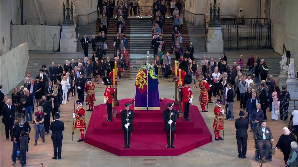 Kilometres-long line to see Queen&rsquo;s coffin as world leaders gather for