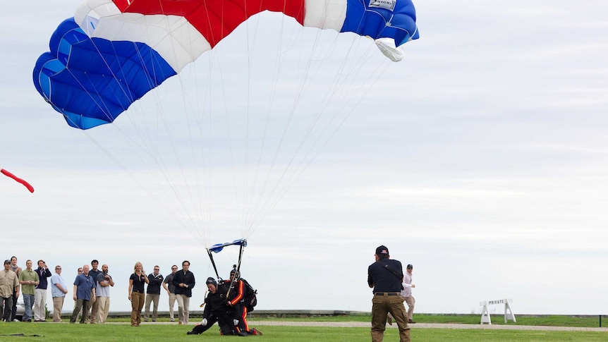 Former US president George HW Bush has a tandem skydive for his 90th birthday.