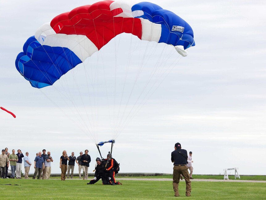 Former US president George HW Bush has a tandem skydive for his 90th birthday.