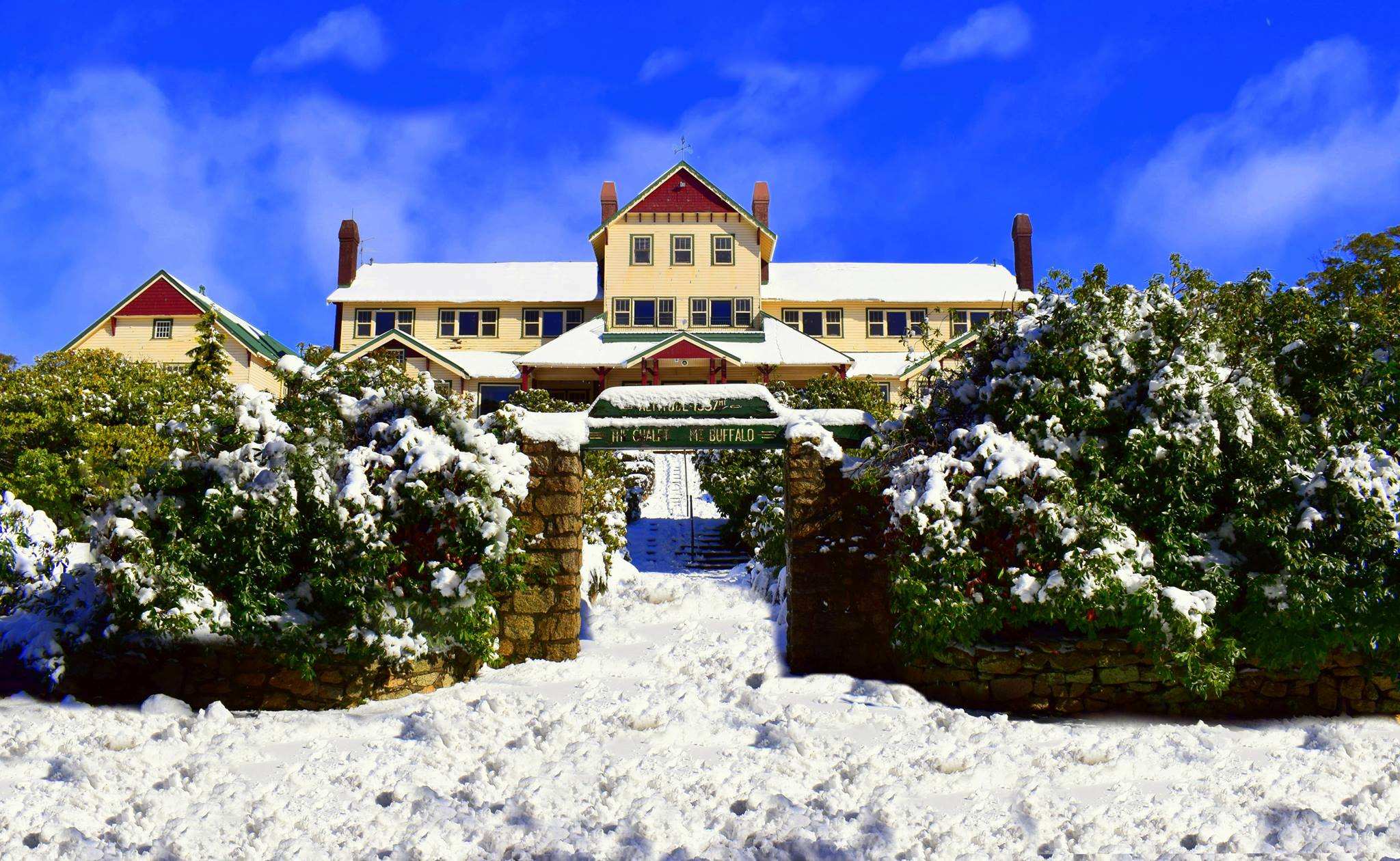 The outside of a chalet in the snow.