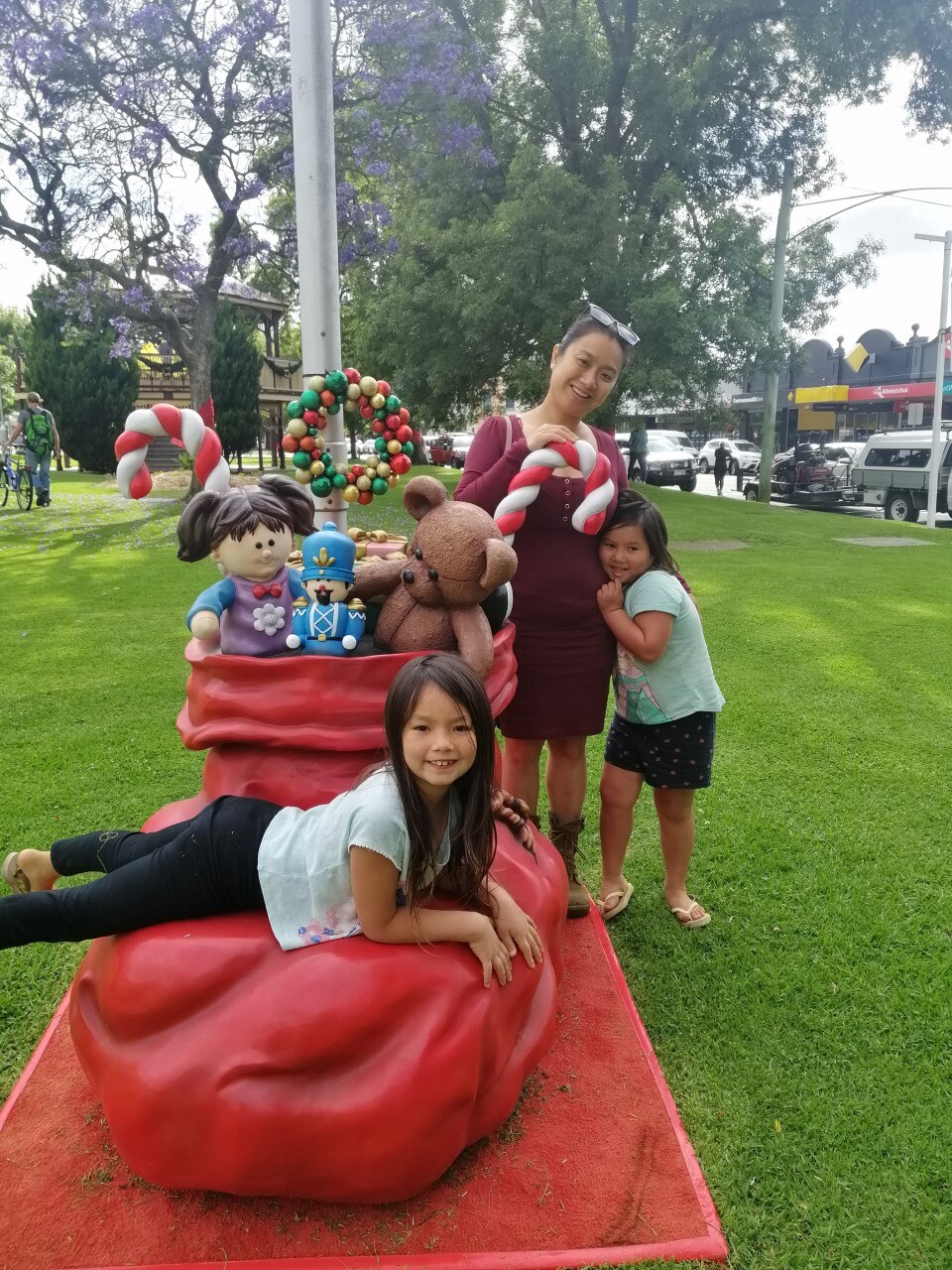 一位女士带着两个孩子站在一起