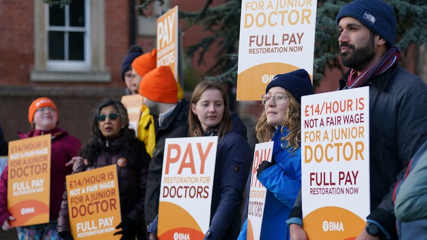 Les médecins anglais entament une grève de quatre jours qui, selon le ministre de la Santé, mettra en danger la sécurité des patients
